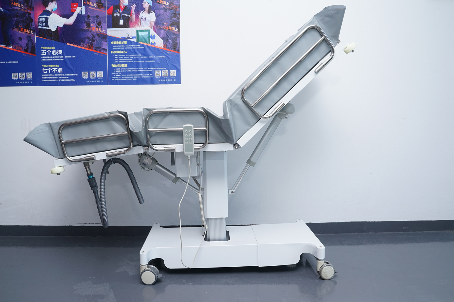 愛樂電動三折式洗澡床、沐浴推床