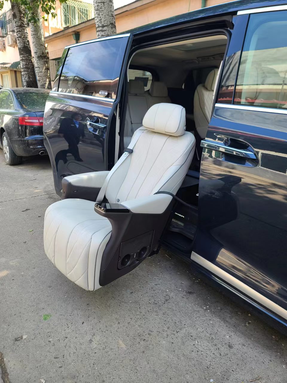 電動旋轉升降福祉座椅（ SUV+商務車） 騰勢D9