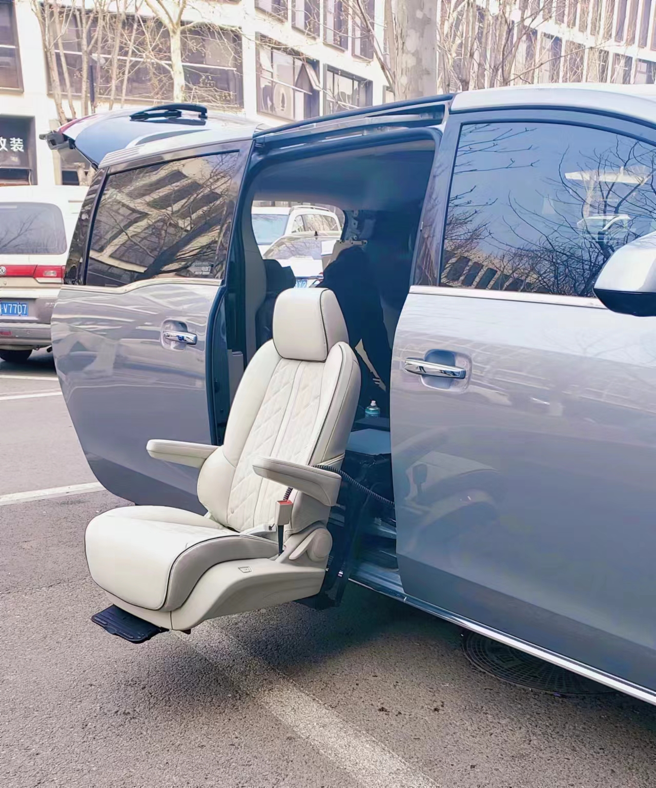 電動旋轉升降福祉座椅（ SUV+商務車） 別克652 653